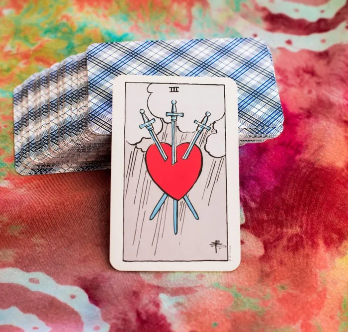 Расклад  "Любовный треугольник: кого выберут, меня или ее?"  на картах Таро